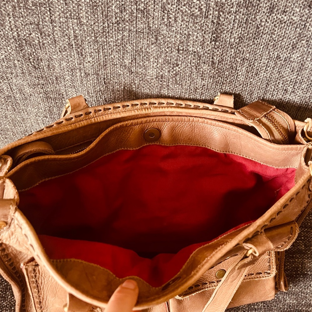 Elegant Tan Leather Women's Bag - Picture 4 of 8